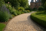 Kasteelgrind: de perfecte keuze voor sierlijke tuinpaden